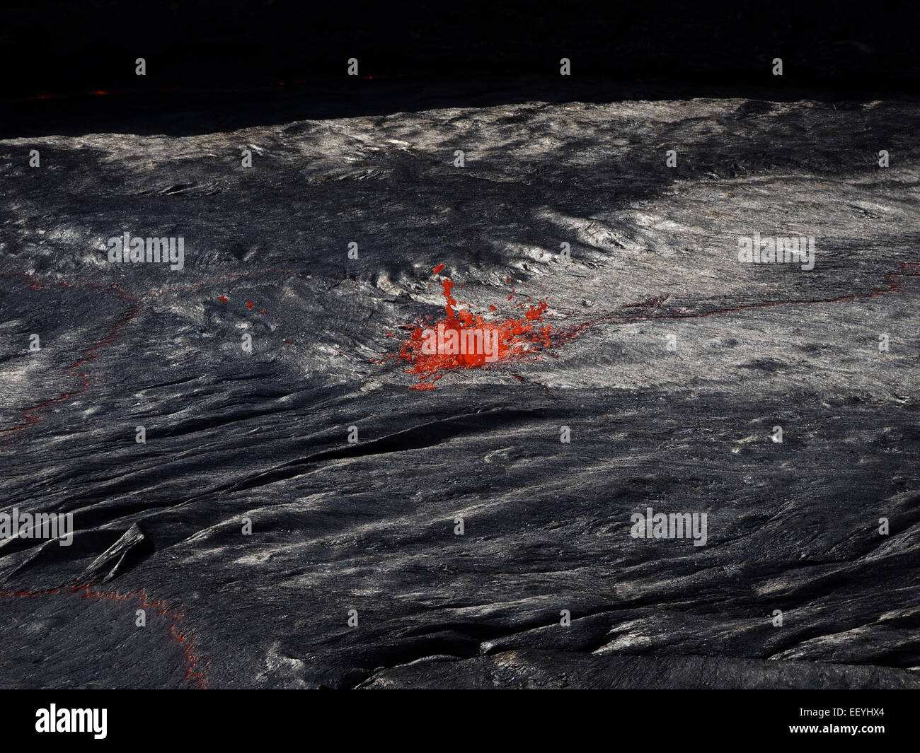 Lavaeruption im Inneren des Vulkans Erta Ale. Diese Lavasee ist kontinuierlich fließt und sprudelt innerhalb dieser 60m großen Krater. Suchen Sie Stockfoto