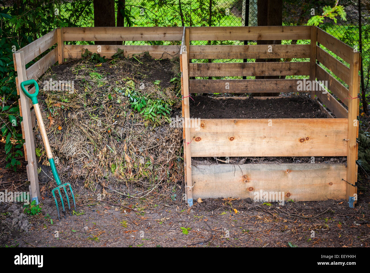Großen Zeder Holz Kompost Boxen mit kompostierter Erde und Hof Abfälle für die Kompostierung Hinterhof Stockfoto