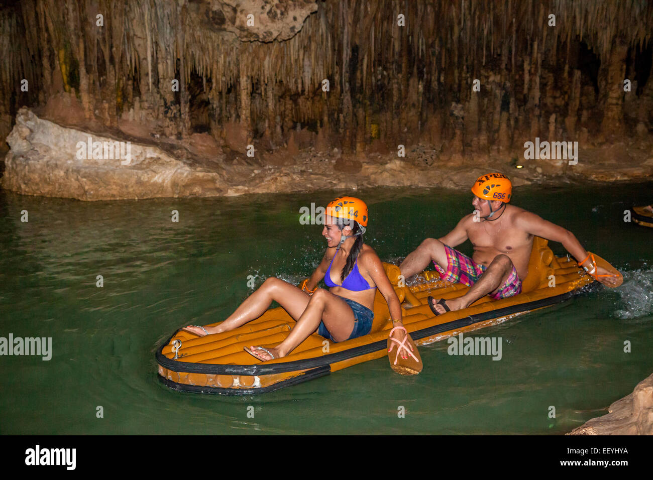 Wasser-Rafting auf dem unterirdischen Fluss, Explor, Riviera Maya, Yucatan, Mexiko. Stockfoto