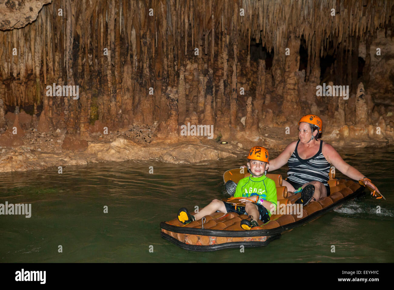 Wasser-Rafting auf dem unterirdischen Fluss, Explor, Riviera Maya, Yucatan, Mexiko. Stockfoto