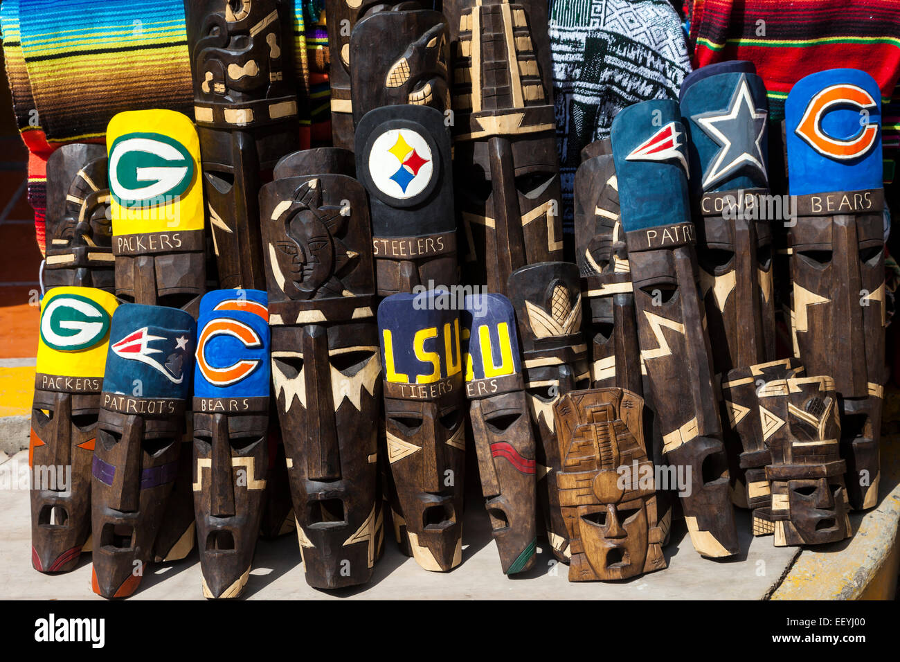 Souvenirläden verkaufen Masken mit Namen der US-Football-Teams.  Playa del Carmen, Riviera Maya, Yucatan, Mexiko. Stockfoto