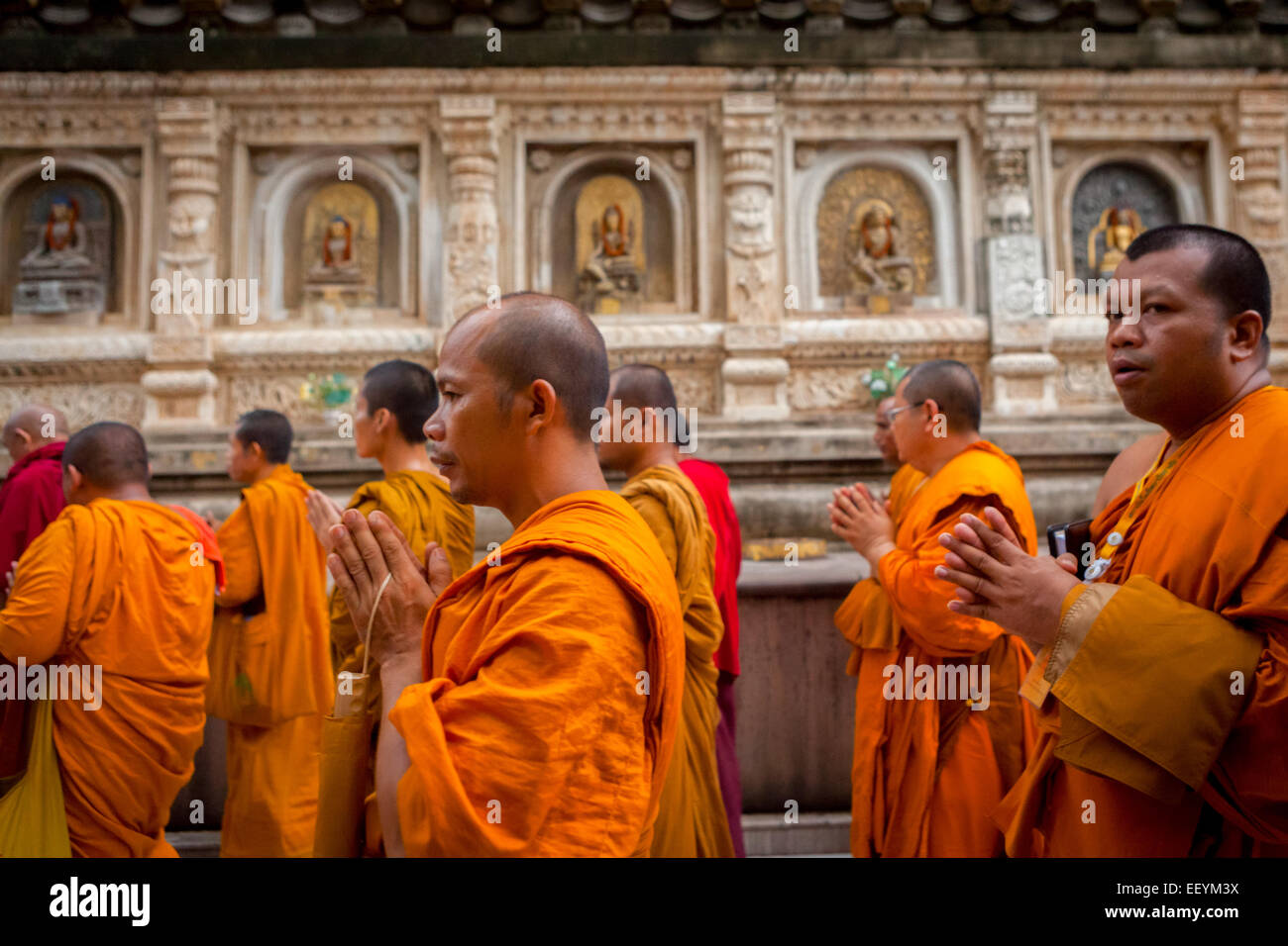 Buddhistische Mönche einzukreisen und beten am Mahabodhi-Tempel, Bodh Gaya, Indien, ein Tag nach den Terrorismus Bombe Explosion am 7. Juli 2013. Stockfoto