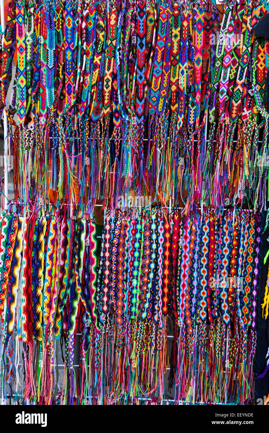 Geflochtene Armbänder zu verkaufen, Playa del Carmen, Quintana Roo, Yucatan, Mexiko. Stockfoto