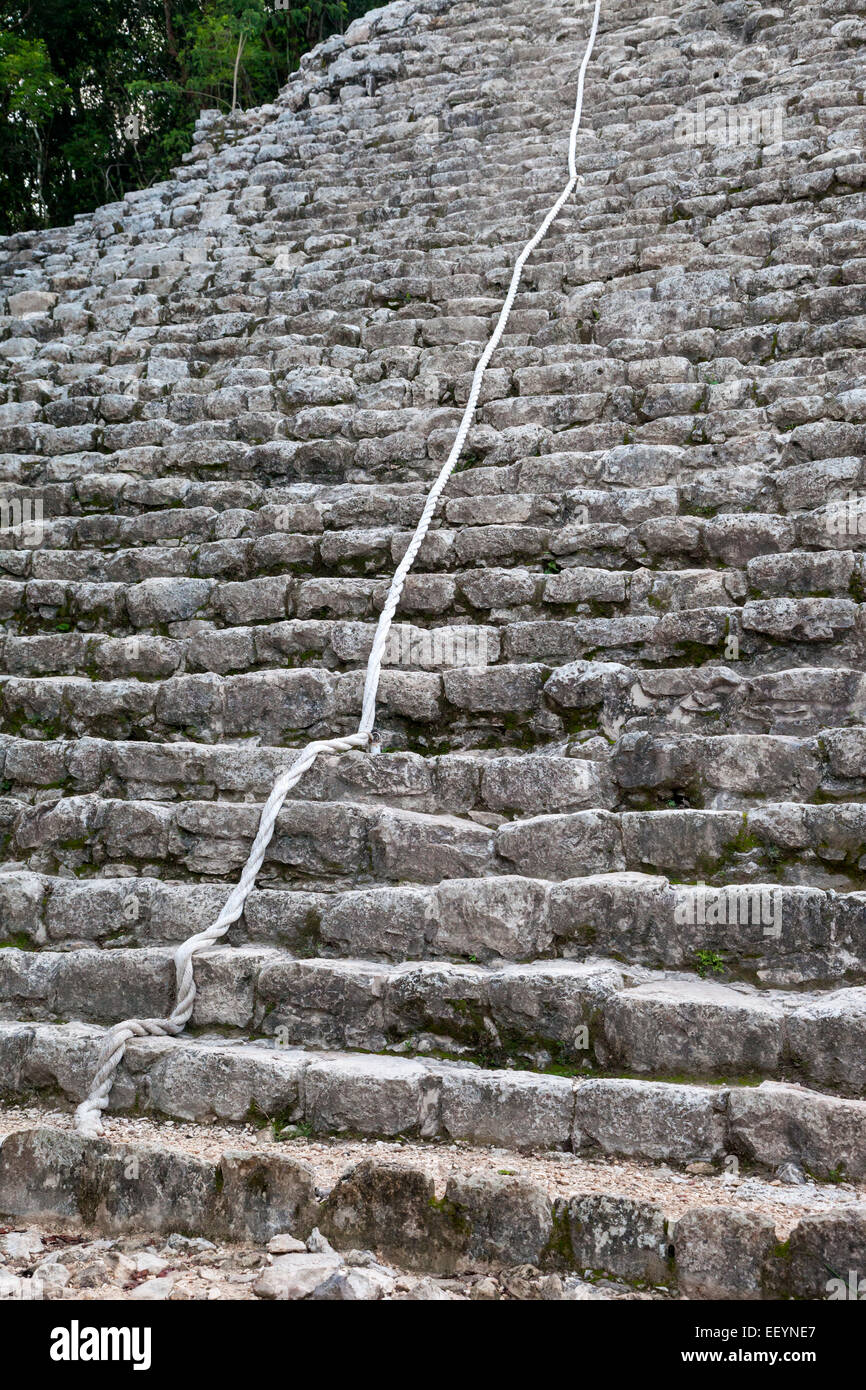 Nohoch Mul, Hauptpyramide Coba Ruinen, in der Nähe von Playa del Carmen, Mexiko.  Das Seil unterstützt Kletterer dabei, ihren Weg an die Spitze Stockfoto