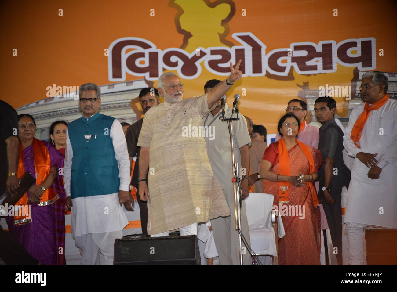 AHMEDABAD, GUJARAT/Indien - 16. Mai 2014: Premierminister Narandra Modi Adressierung Vijayutsav Rallye nach mehrheitsfähig pochen im Lok Sabha Umfragen im Dharnidhar am 16. Mai 2014 in Ahmedabad, Indien. Stockfoto