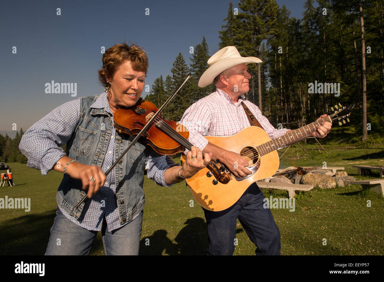 Befindet sich außerhalb der Glacier National Park, bietet Artemis Hektar Guest Ranch eine traditionelle westliche Erfahrung für seine Gönner.  Ein Tag unter anderem einen späten Nachmittag Ausritt auf den Berggipfel, gefolgt von Entspannung rund um das Lagerfeuer, Musik von Terry und Judy Fosbery, während sie einen traditionellen westlichen Grill zubereiten. (Foto von Ami Vitale) Stockfoto