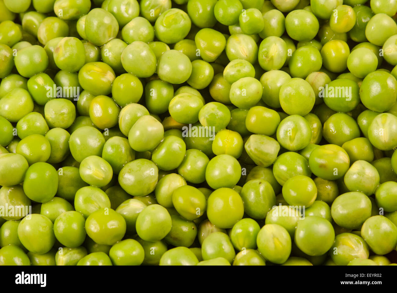 Grüne Erbsen Hintergrund Textur Gemüse mit natürlichem Licht beleuchtet Stockfoto