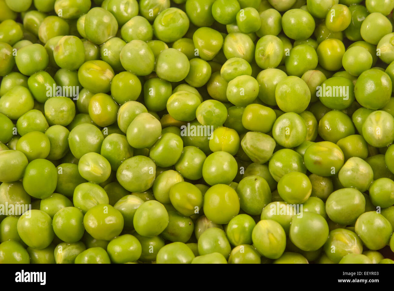 Grüne Erbsen Hintergrund Textur Gemüse mit natürlichem Licht beleuchtet Stockfoto