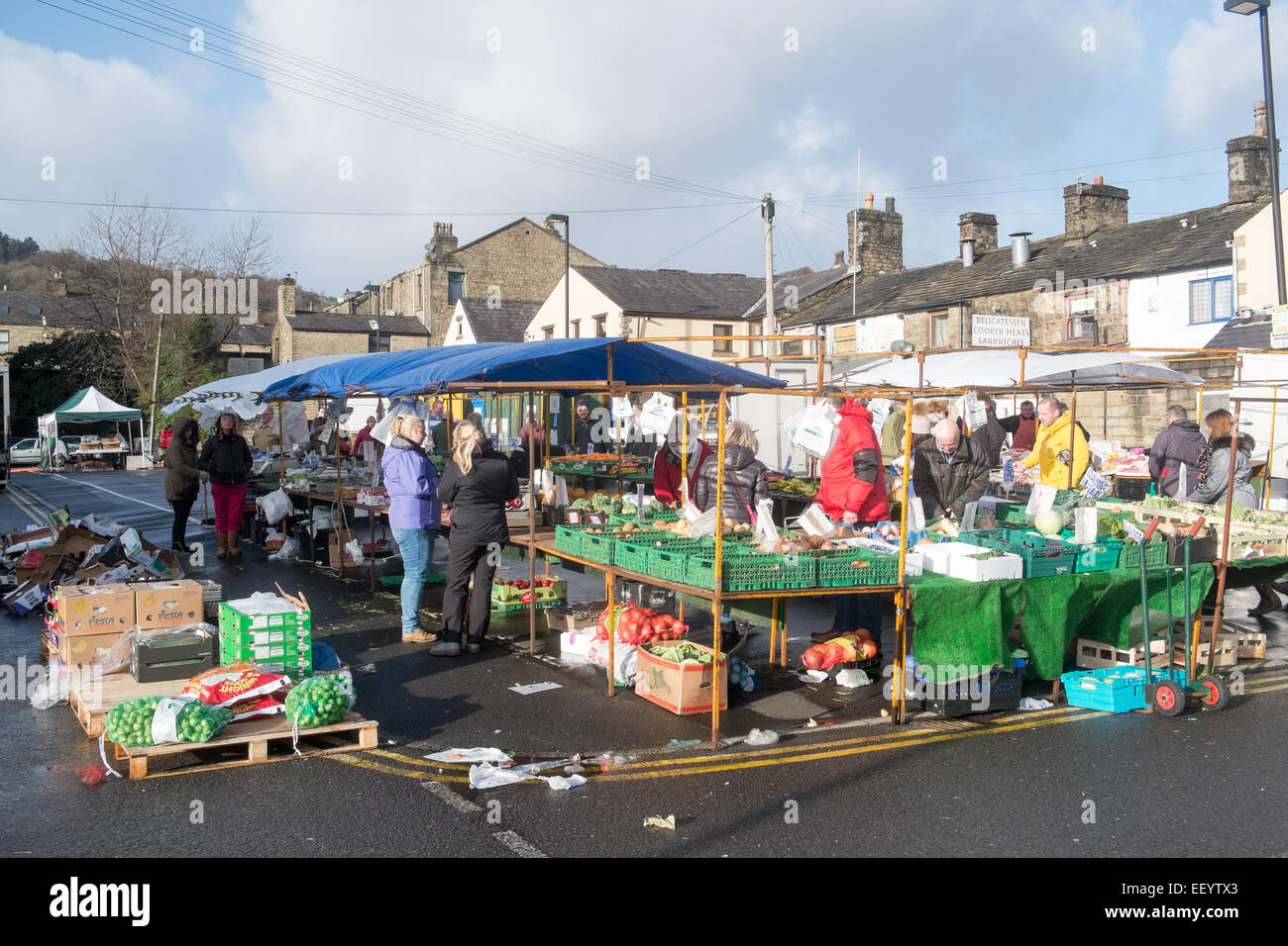 Obst und Gemüse vor Marktständen in Ramsbottom, Lancashire, England Stockfoto