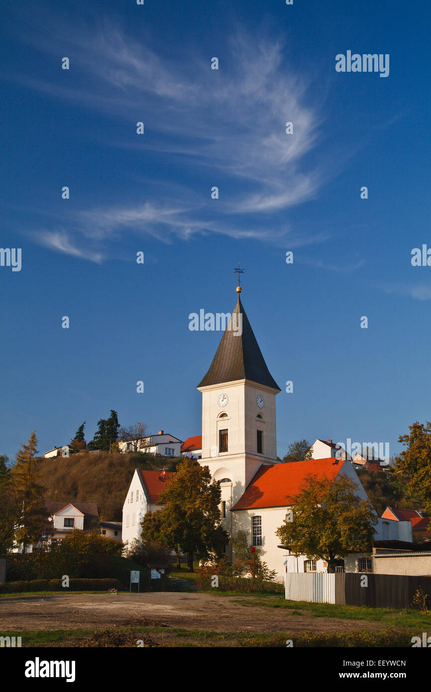 Die weiße Kirche mit blauem Himmel Stockfoto