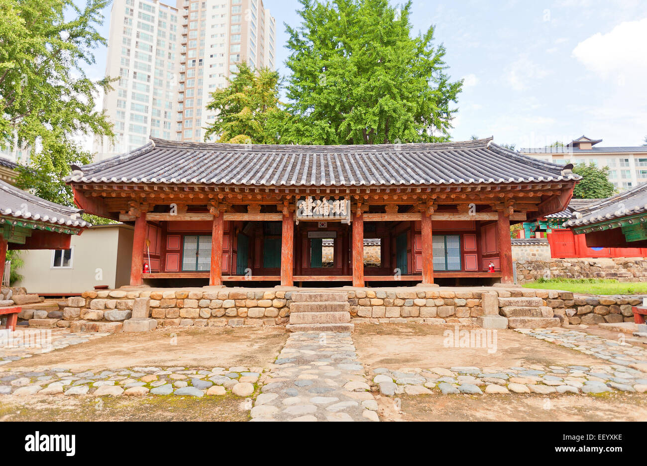 Lecture Hall der konfuzianischen Schrein-Schule Dongnae Hyanggyo in Busan, Südkorea Stockfoto