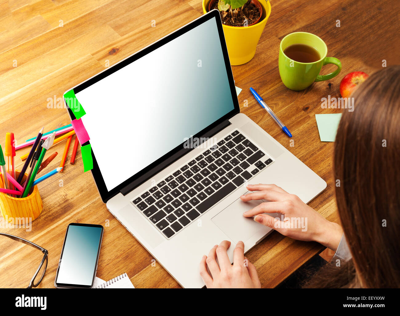 Frau mit Laptop arbeiten auf Holz Schreibtisch platziert. Schuss aus Vogelperspektive Stockfoto