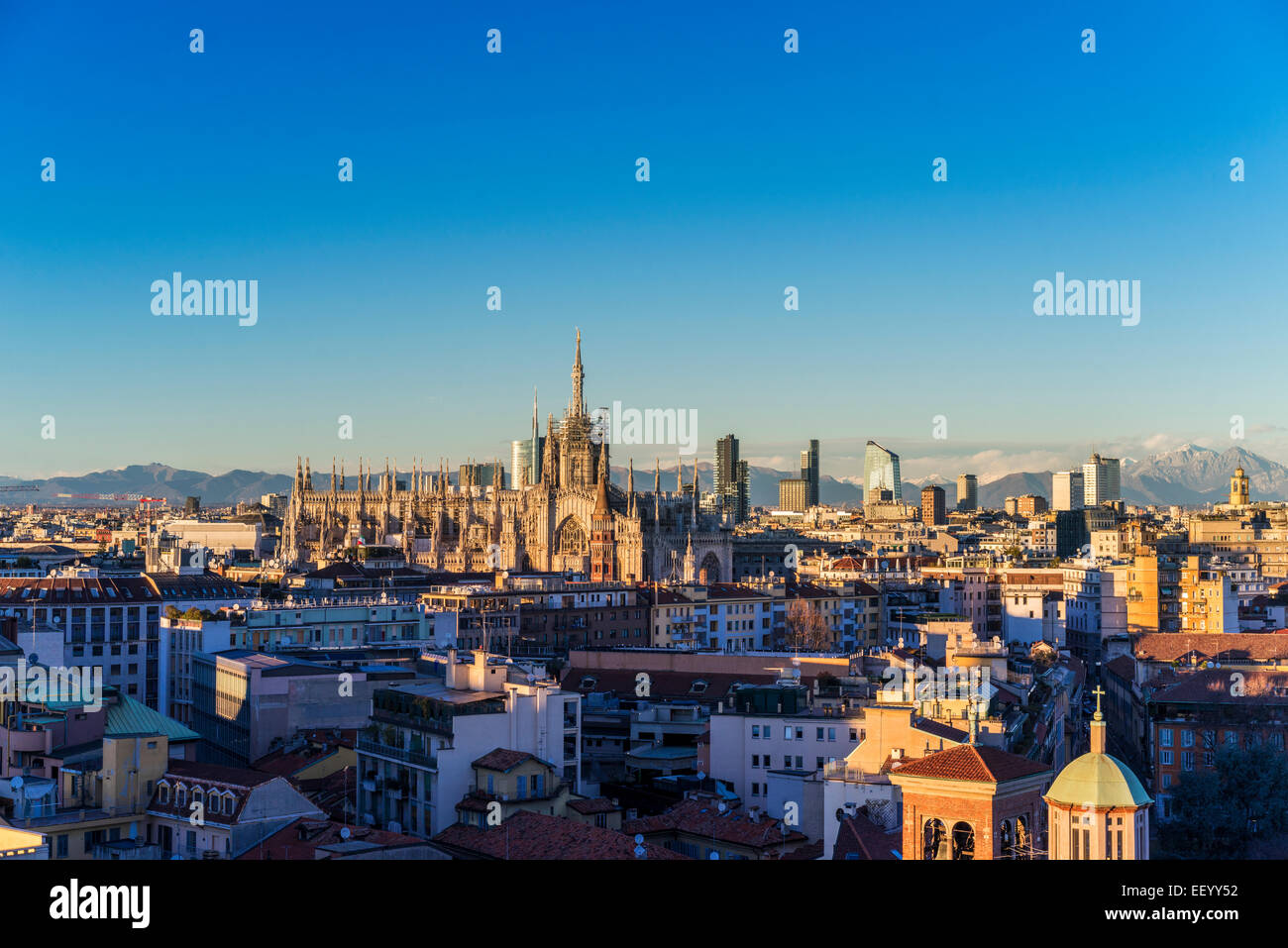 Milano, 2015 Panorama Skyline mit italienischen Alpen im Hintergrund Stockfoto