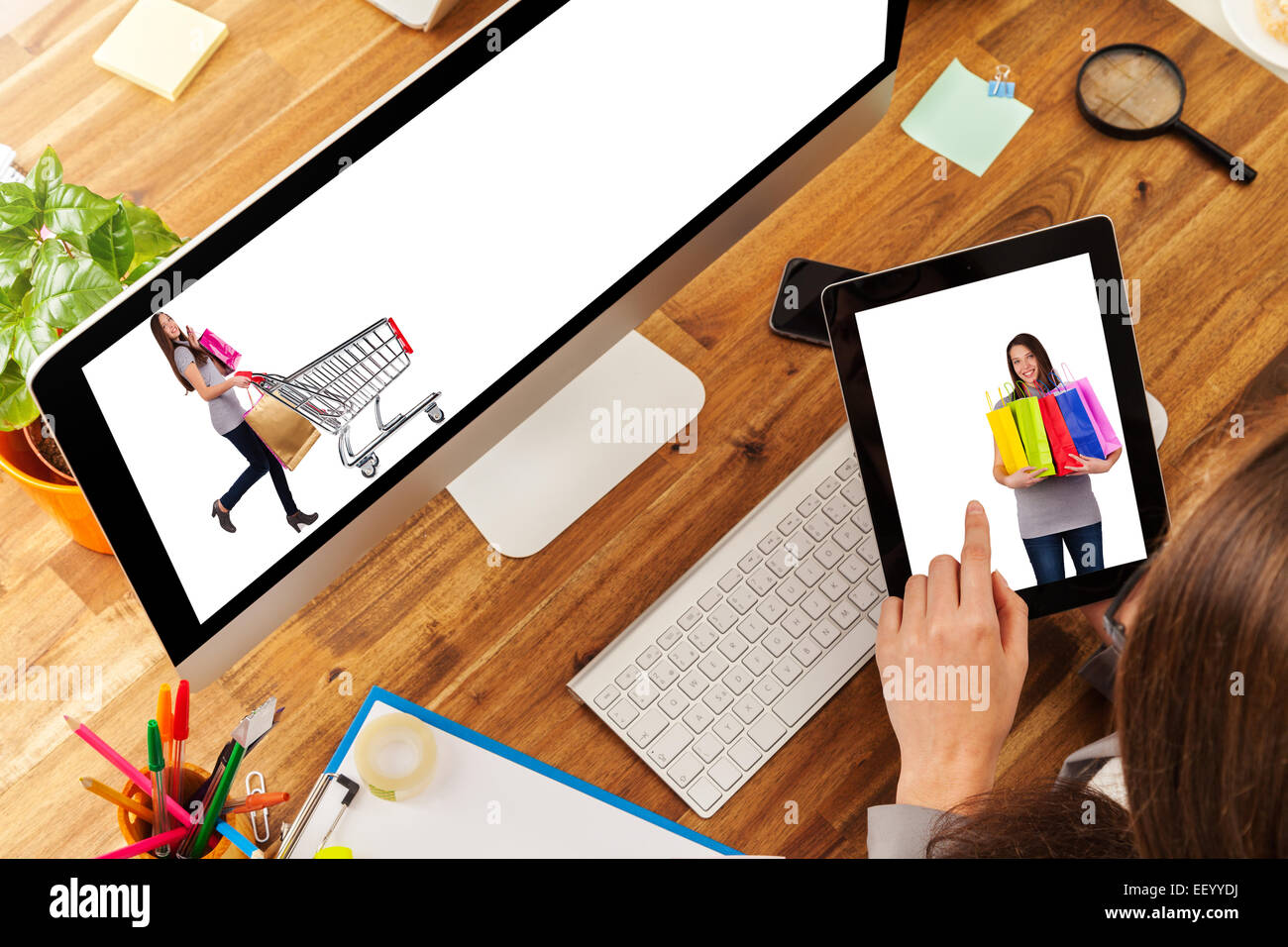 Frau arbeitet an Tablet auf hölzernen Schreibtisch platziert. Konzept des elektronischen Handels. Schuss aus Vogelperspektive Stockfoto