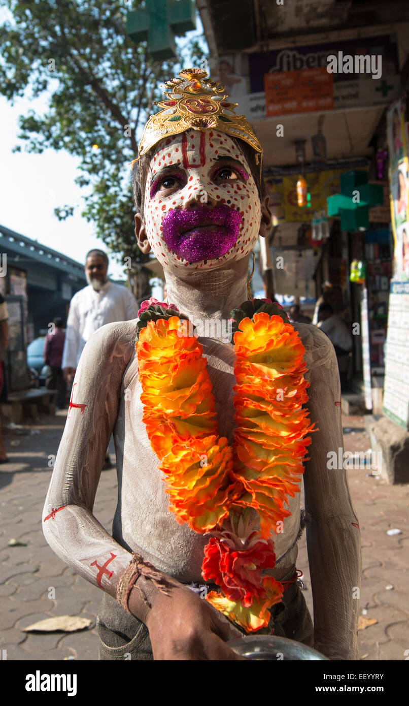 Ein Junge verkleidet als Affengott Hanuman in den Straßen von Mumbai, Indien. Stockfoto