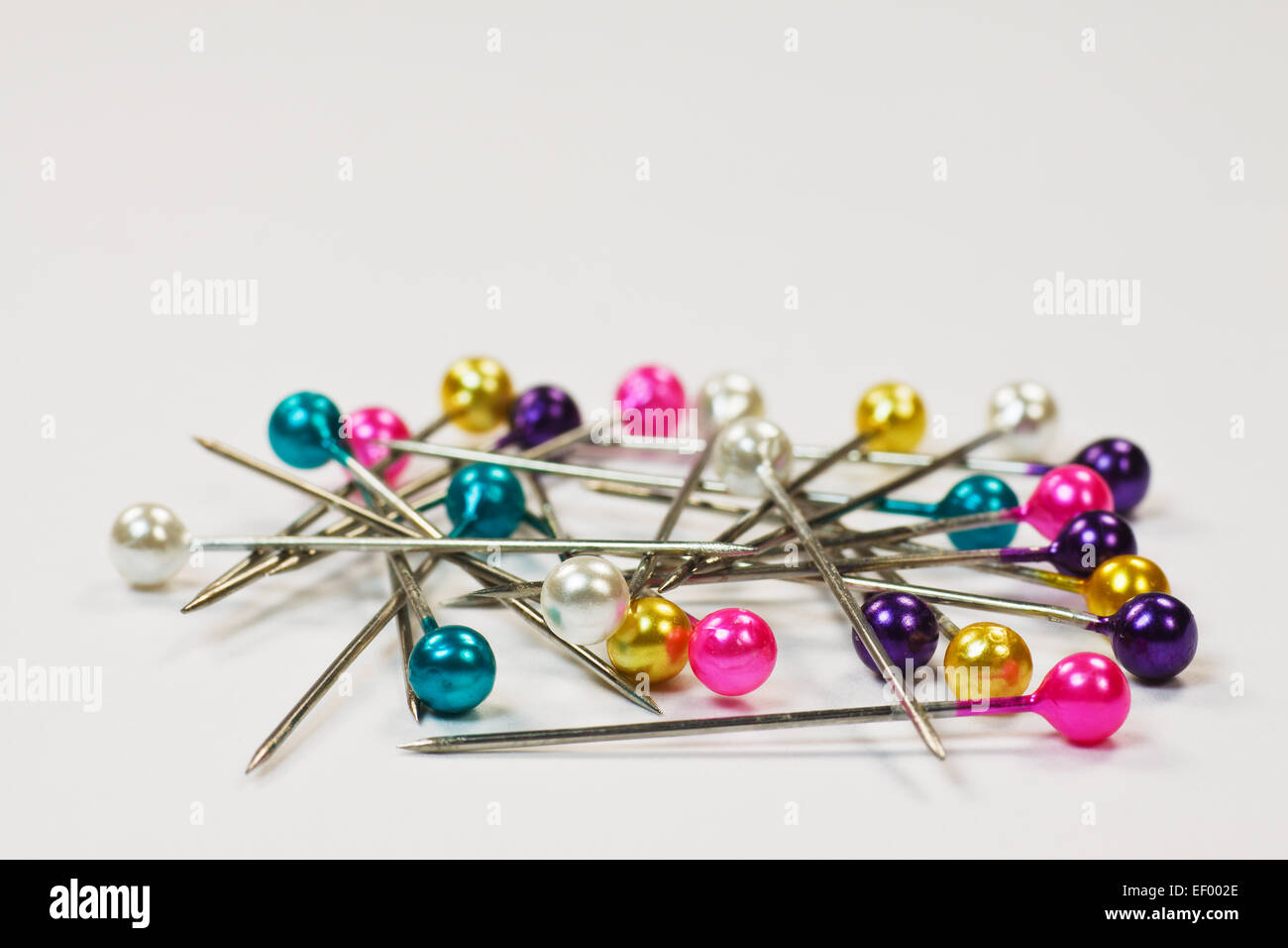 Verschiedene farbige Stickerei Nadeln. Stockfoto