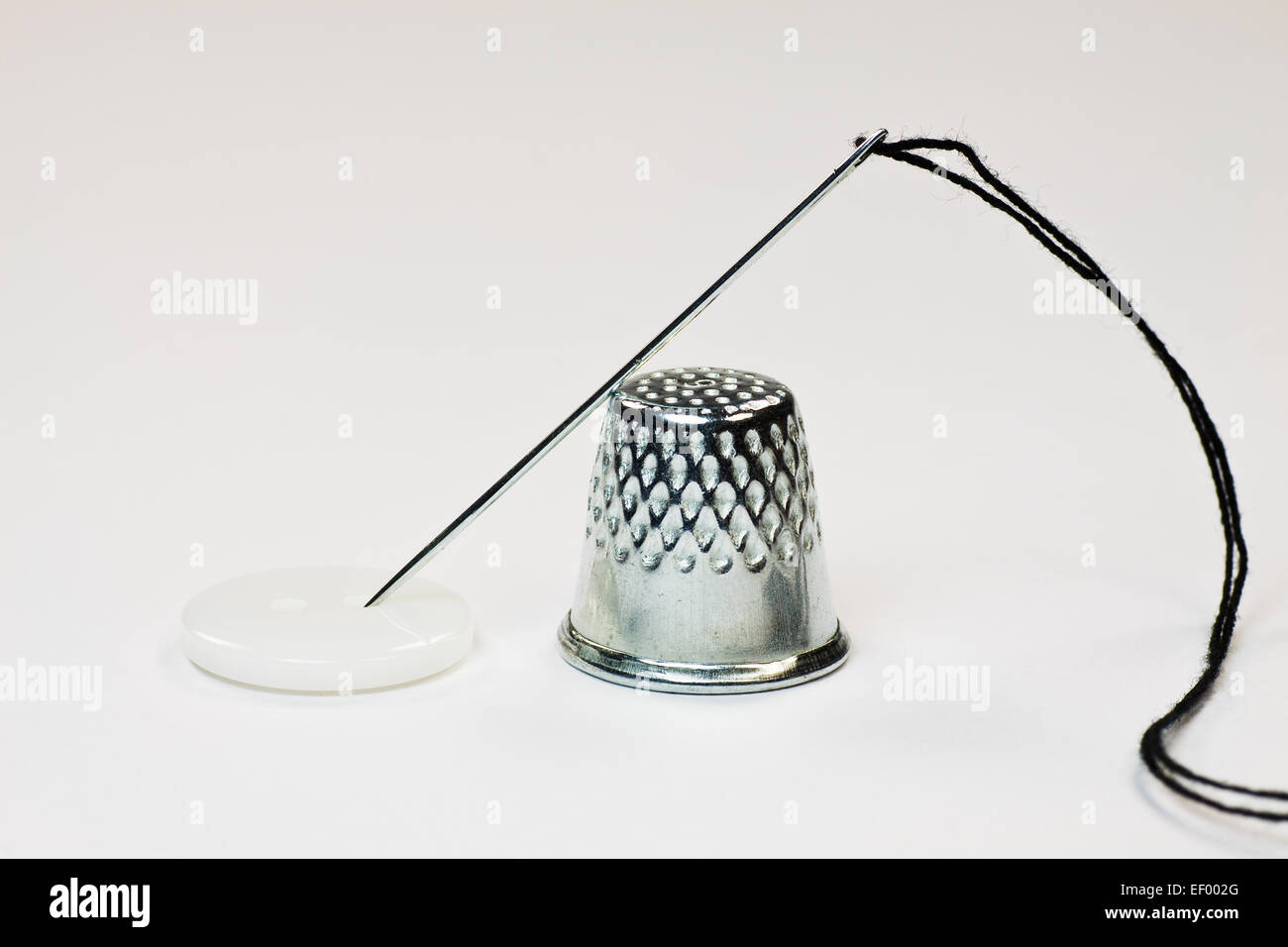 Nähen vor einem neutralen Hintergrund. Stockfoto