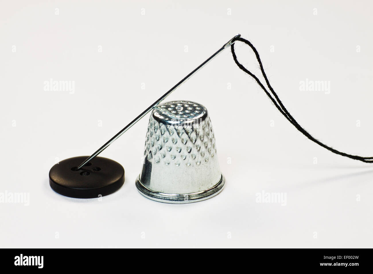 Nähen vor einem neutralen Hintergrund. Stockfoto