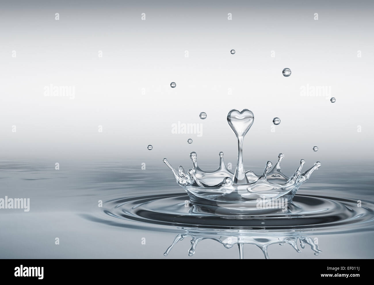 Spritzwasser in Form von Herzen Stockfoto