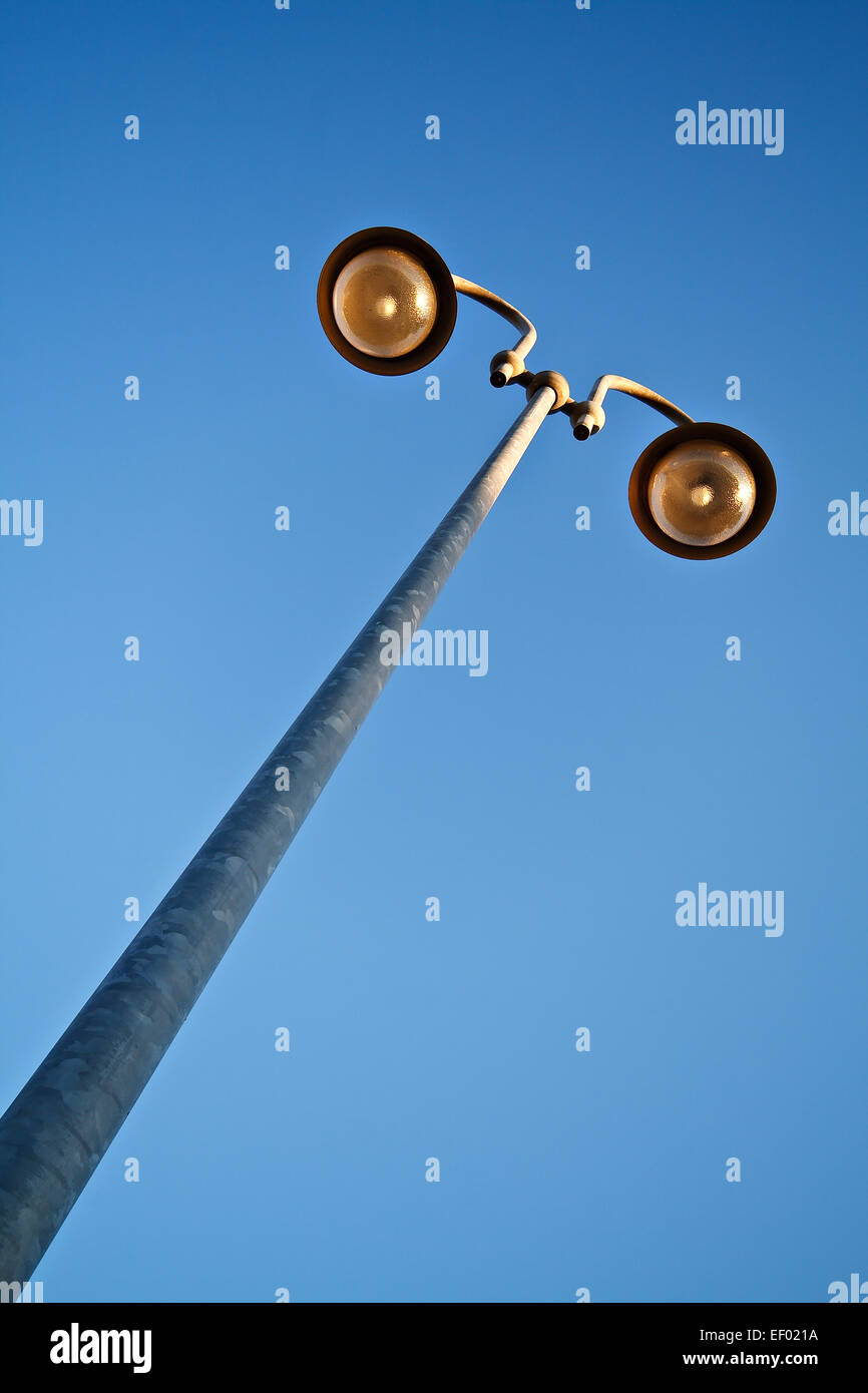 Eine Laterne vor blauem Himmel. Stockfoto