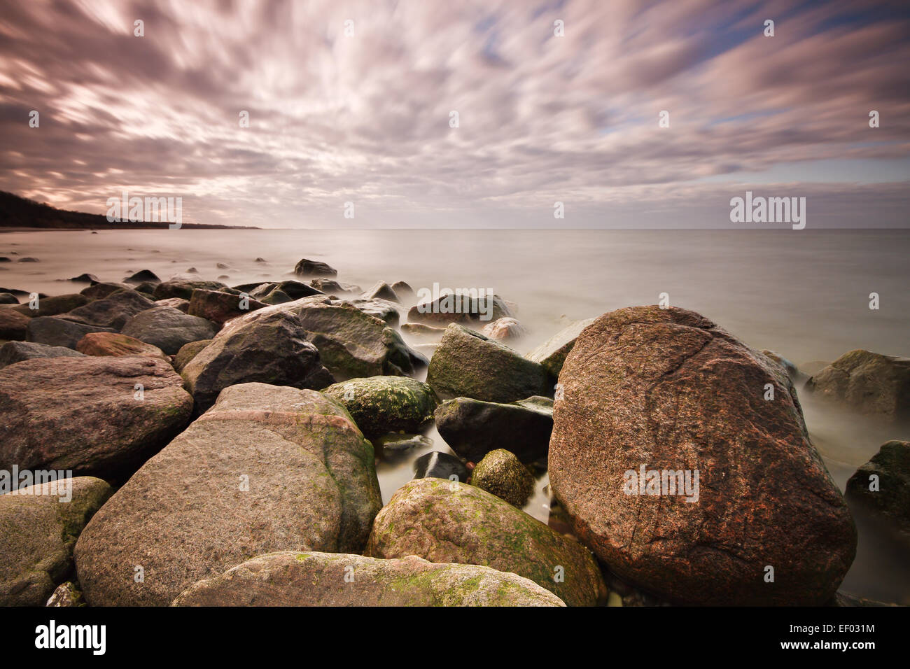 Steinen an der Ostseeküste. Stockfoto