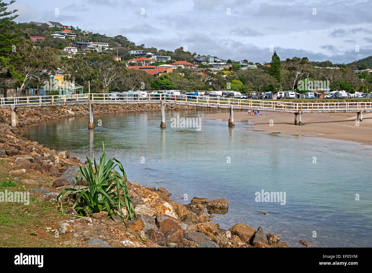 Fußgängerbrücke über die Killick Creek und Blick über die Crescent Head Holiday Park, New-South.Wales, Australien Stockfoto