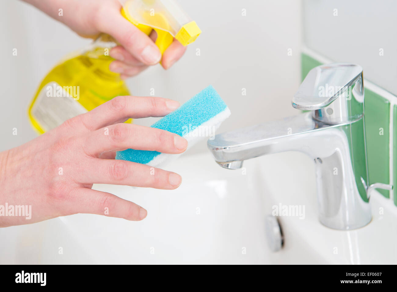 Nahaufnahme von Händen Reinigung Badezimmer Waschbecken Stockfoto