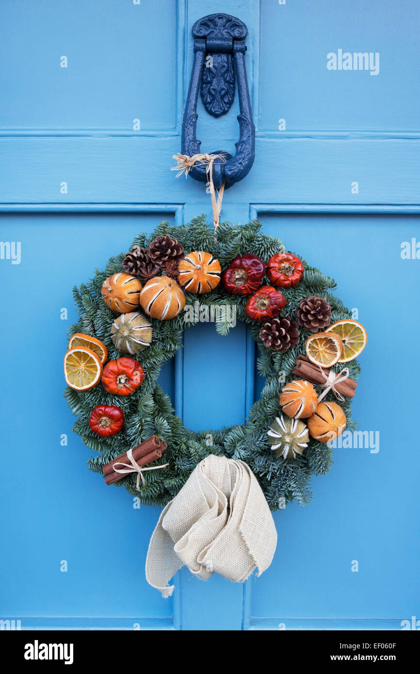Hausgemachte Weihnachtskranz hängen blaue Tür Stockfoto