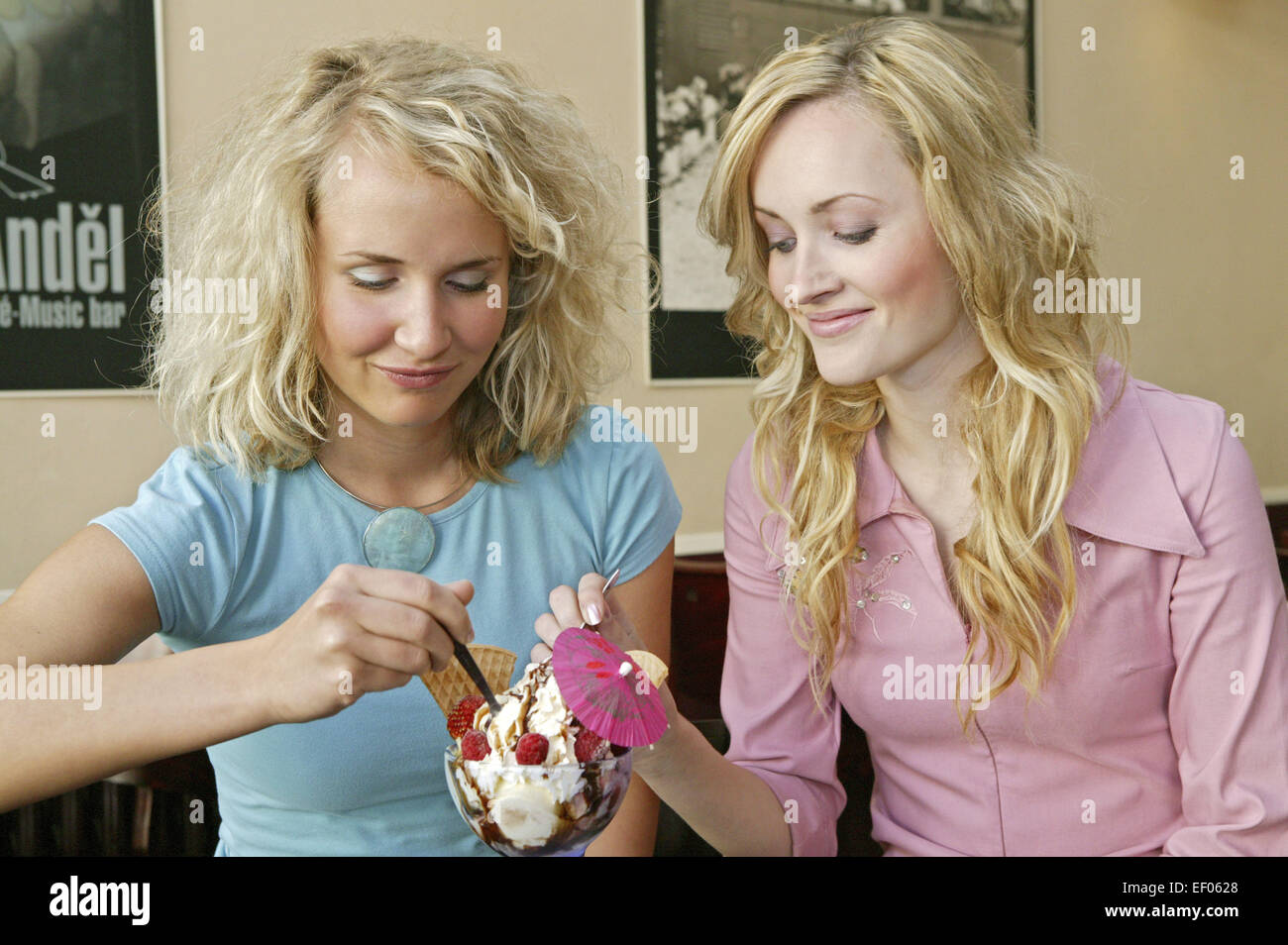 Kneipe Frau Frauen Zwei Freundinnen Jung Lokal Cafe Eis Kneipe Frau Frauen Zwei Freundinnen Jung Lokal Cafe Eis