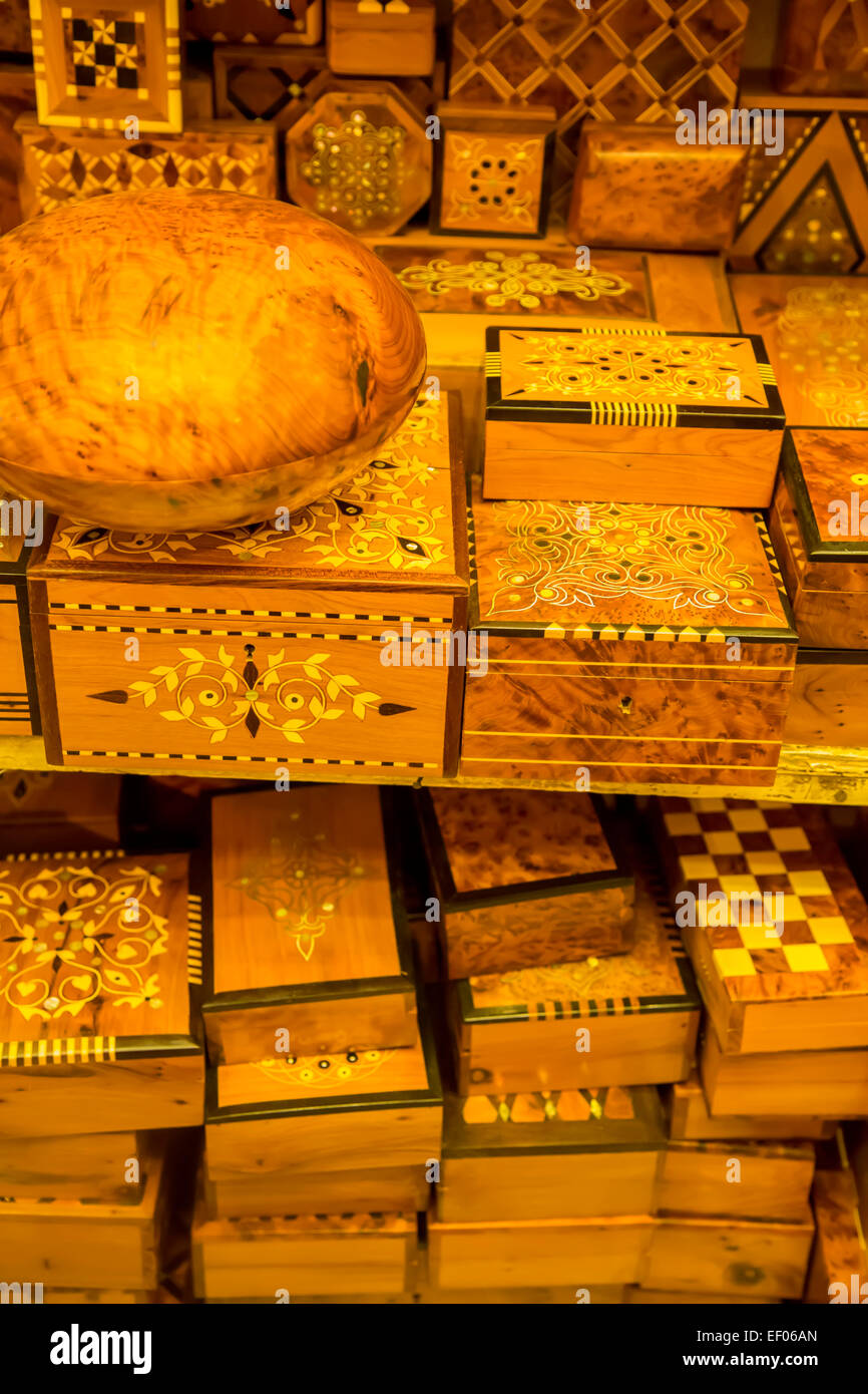 Traditionelles Handwerk auf marokkanischen Markt in Marrakesch Stockfoto