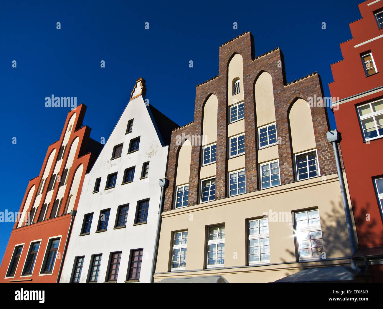 Giebel mit blauem Himmel in Rostock (Deutschland). Stockfoto