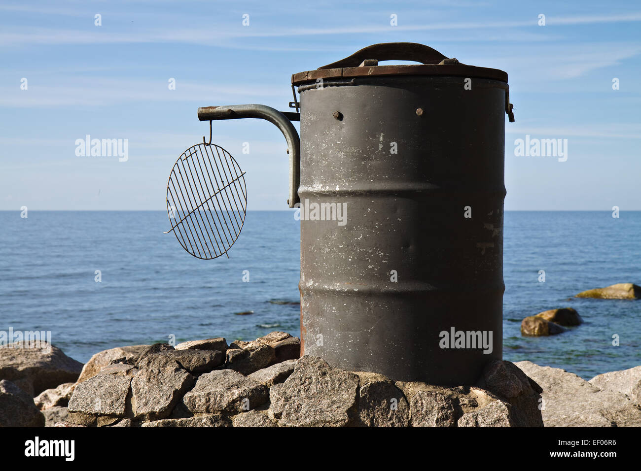 Eine Räuchertonne an der Ostseeküste in der Nähe von Lohme (Rügen) Stockfoto