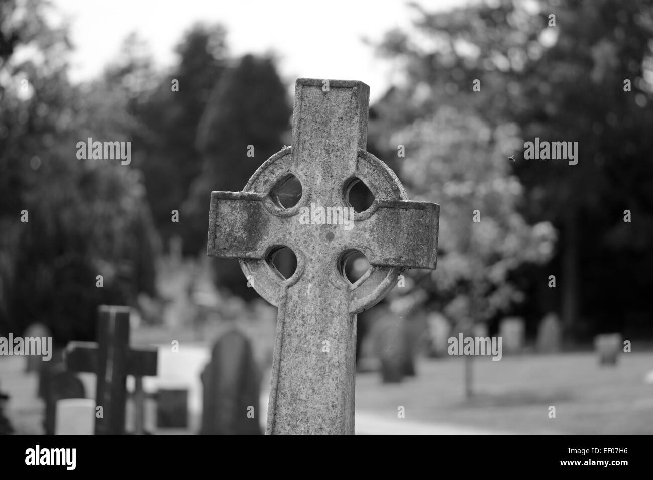 Schwarz / weiß Keltisches Kreuz Grabstein im Friedhof Foster Hill Road, Bedford, Bedfordshire, England Stockfoto