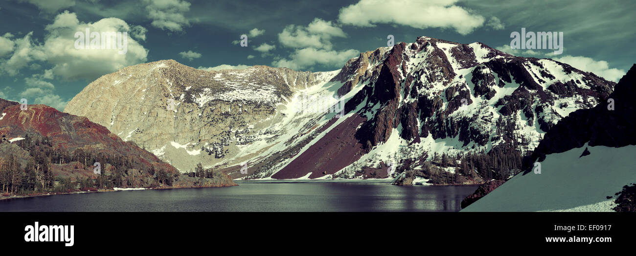 Snow Cloud und See Bergpanorama mit Reflexionen in Yosemite. Stockfoto