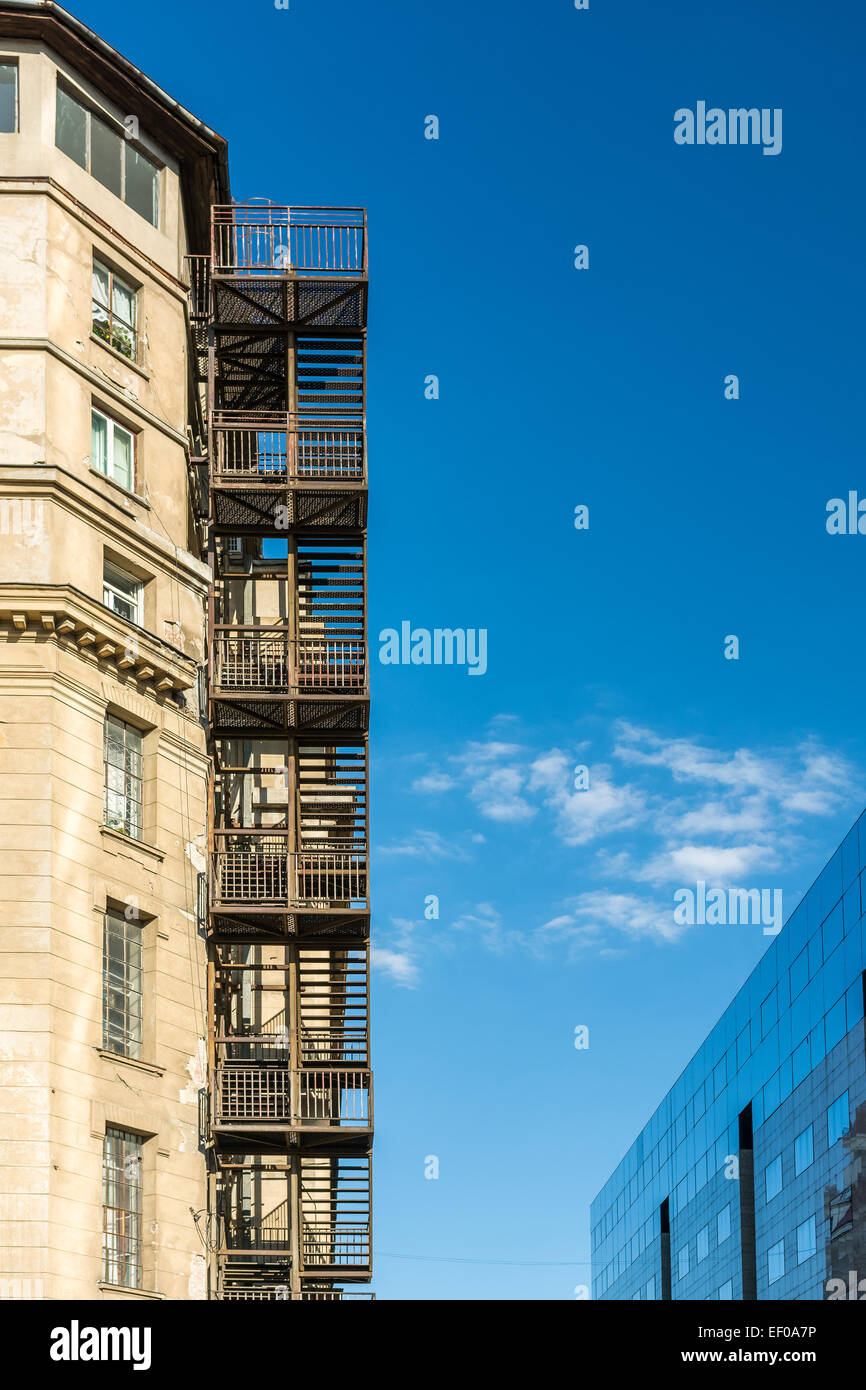 Metall Feuerleiter Treppe im Altbau Fassade Stockfoto