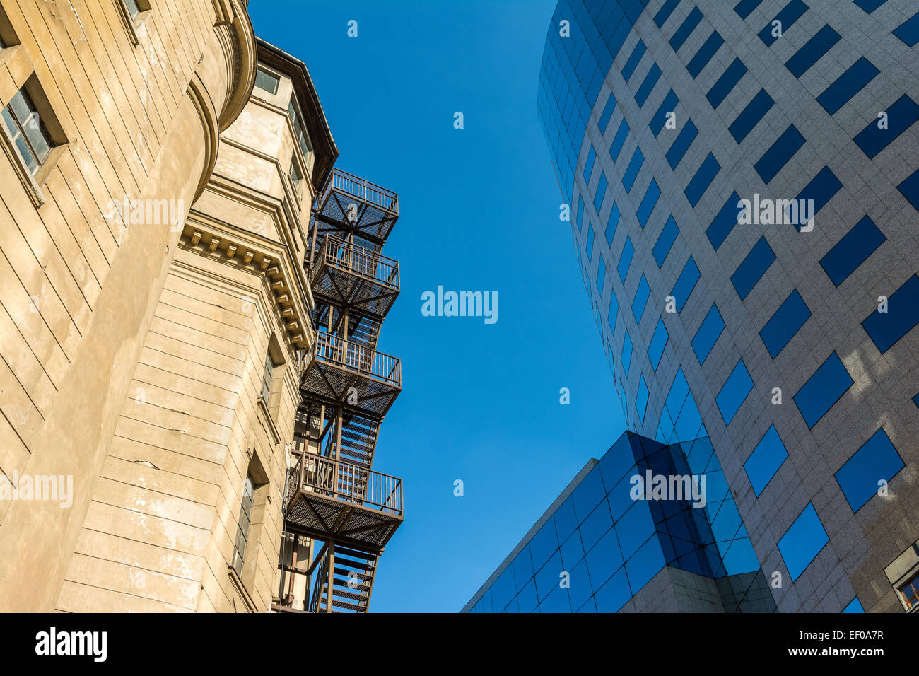 Metall Feuerleiter Treppe im Altbau Fassade Stockfoto