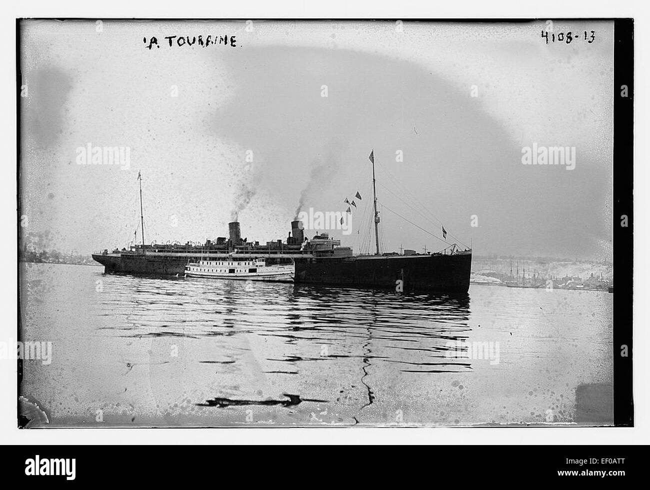 Die 'LA TOURRAINE' war ein bekanntes Ozeanschiff, das zwischen Häfen segelte und Luxusreisen anbot. Dieses Foto zeigt die Pracht und Eleganz, die mit der Seereise im frühen 20. Jahrhundert verbunden sind. Stockfoto