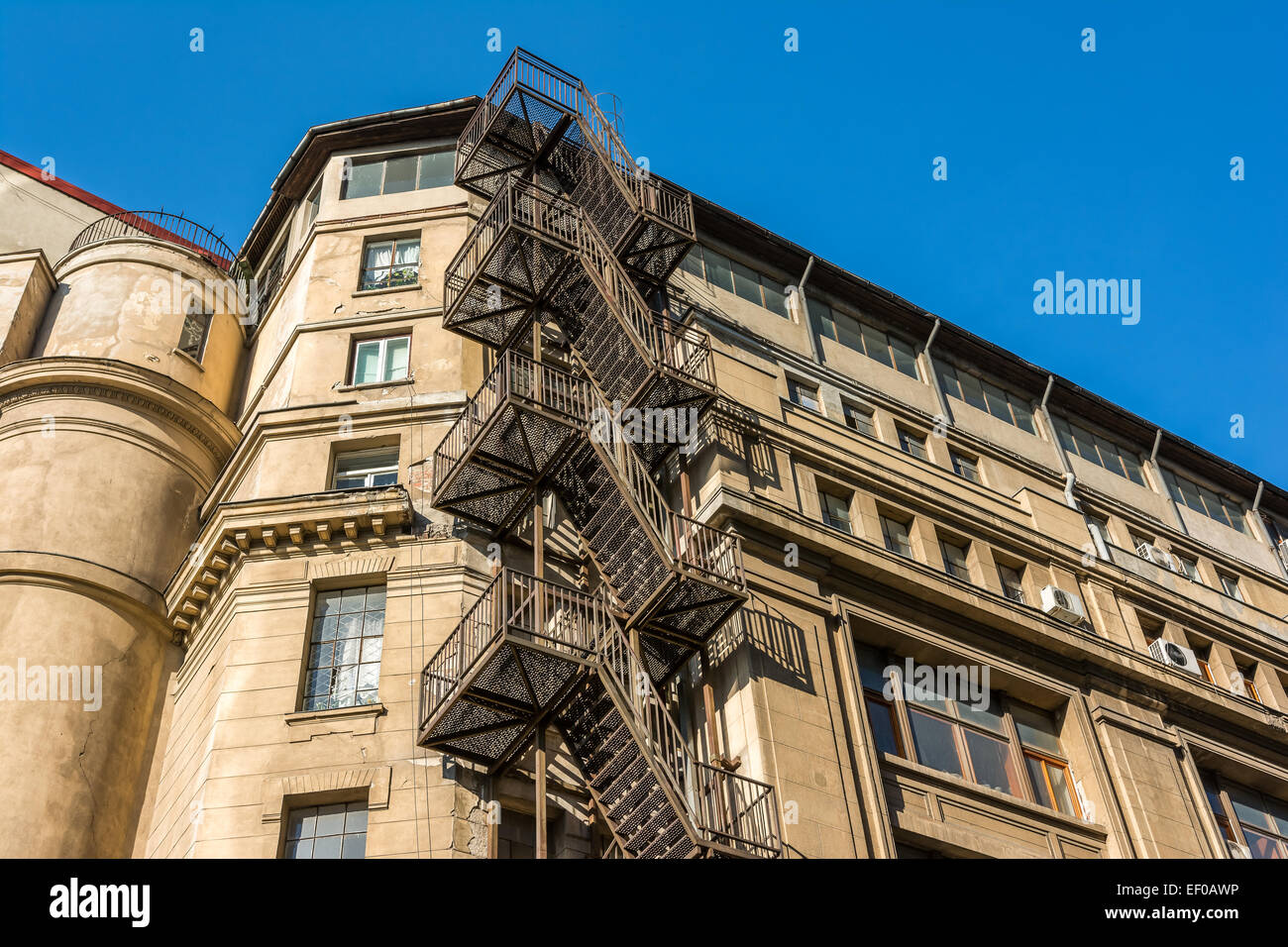 Metall Feuerleiter Treppe im Altbau Fassade Stockfoto