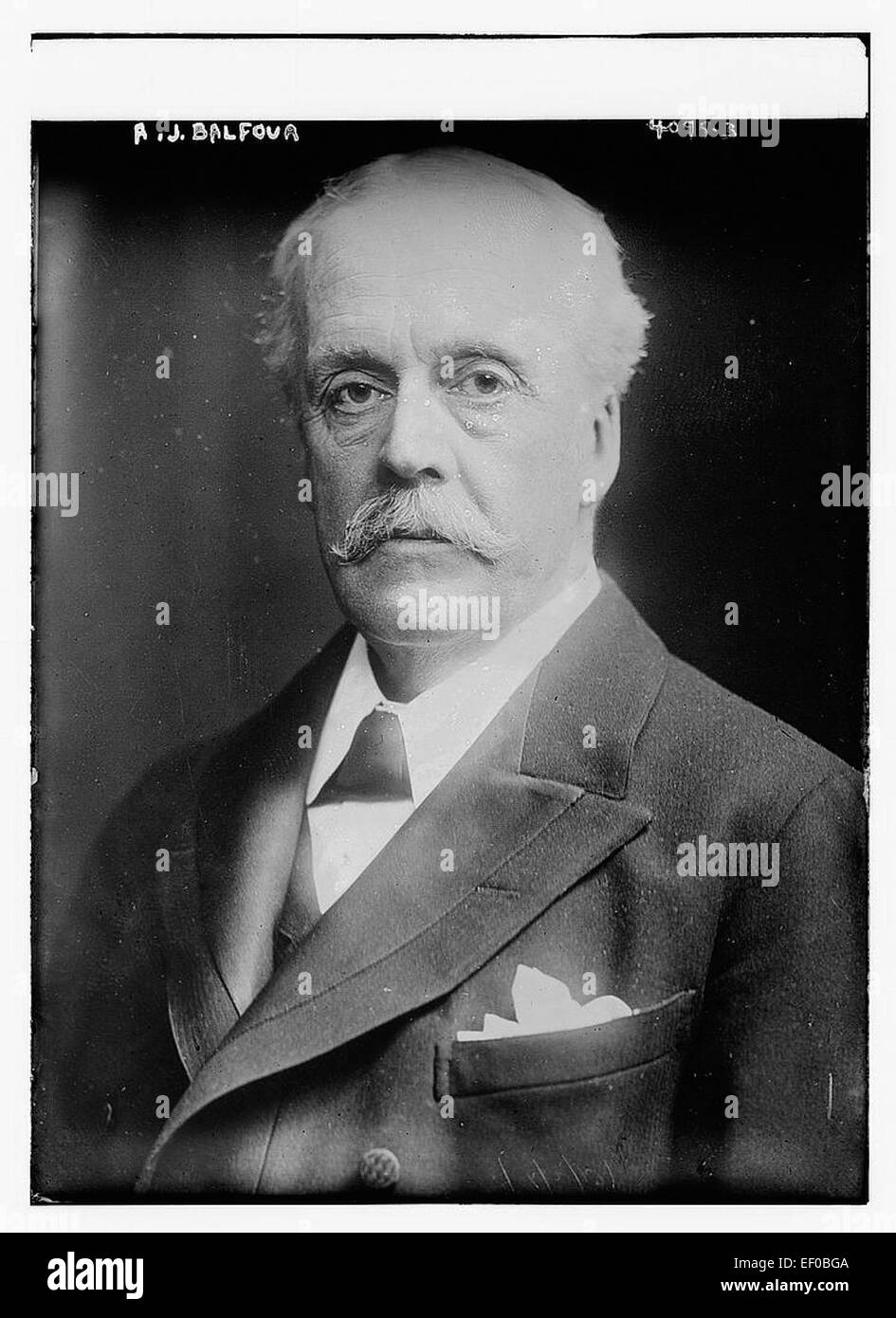 Eine Fotografie von A. J. Balfour, einem prominenten britischen Politiker, die wahrscheinlich Anfang des 20. Jahrhunderts aufgenommen wurde. Das Bild fängt sein formelles Erscheinungsbild ein und bietet einen Einblick in das Leben eines Staatsmannes während dieser Zeit. Stockfoto