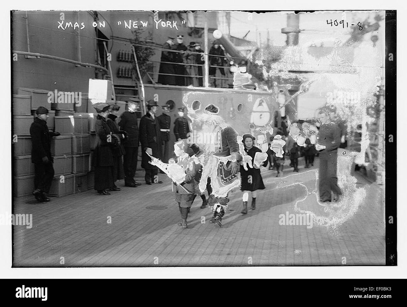 Dieses Foto fängt den festlichen Geist der Weihnachtszeit in New York ein und zeigt die lebhafte Weihnachtsdekoration der Stadt, geschäftige Straßen und berühmte Wahrzeichen. New York ist weltweit bekannt für seine ausgeklügelten Feiertagsausstellungen und die festliche Atmosphäre, die die Stadt jedes Jahr erfüllt. Stockfoto