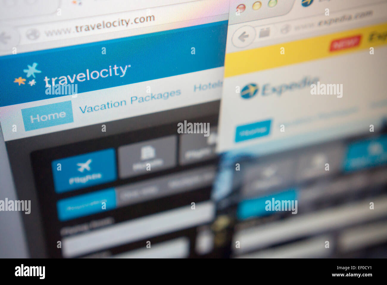 Die Expedia und Travelocity Websites werden auf einem Computerbildschirm auf Freitag, 23. Januar 2015 gesehen.  Expedia hat seine Konkurrenten, Travelocity für $ 280 Millionen erworben. Travelocity hat Expedia Suchmaschine in einem Marketing-Vertrag bis 2013, damit die Ähnlichkeiten in Design und anscheinend die Suchergebnisse verwendet. (© Richard B. Levine) Stockfoto