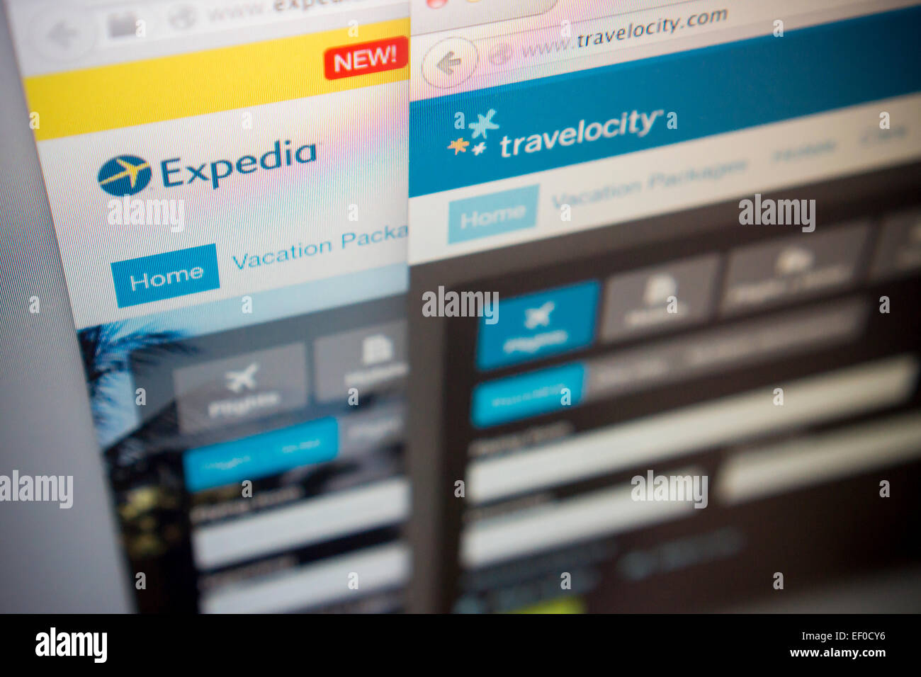 Die Expedia und Travelocity Websites werden auf einem Computerbildschirm auf Freitag, 23. Januar 2015 gesehen.  Expedia hat seine Konkurrenten, Travelocity für $ 280 Millionen erworben. Travelocity hat Expedia Suchmaschine in einem Marketing-Vertrag bis 2013, damit die Ähnlichkeiten in Design und anscheinend die Suchergebnisse verwendet. (© Richard B. Levine) Stockfoto