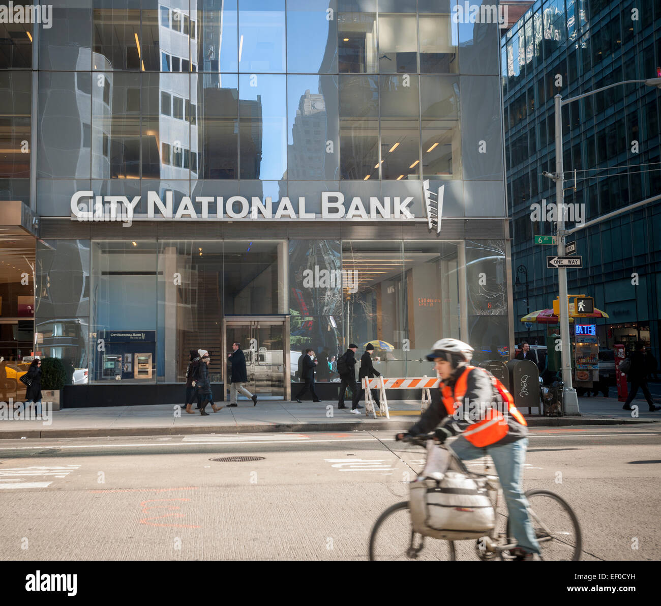 Eine New Yorker Niederlassung der Los Angeles anhand City National Bank in Midtown Manhattan Freitag, 23. Januar 2015. Die Bank, die mit der Entertainment-Industrie verbunden ist, wird von der Royal Bank of Canada für $ 5,4 Milliarden erworben werden. CNB wird eine separate Marke RBC bleiben. (© Richard B. Levine) Stockfoto