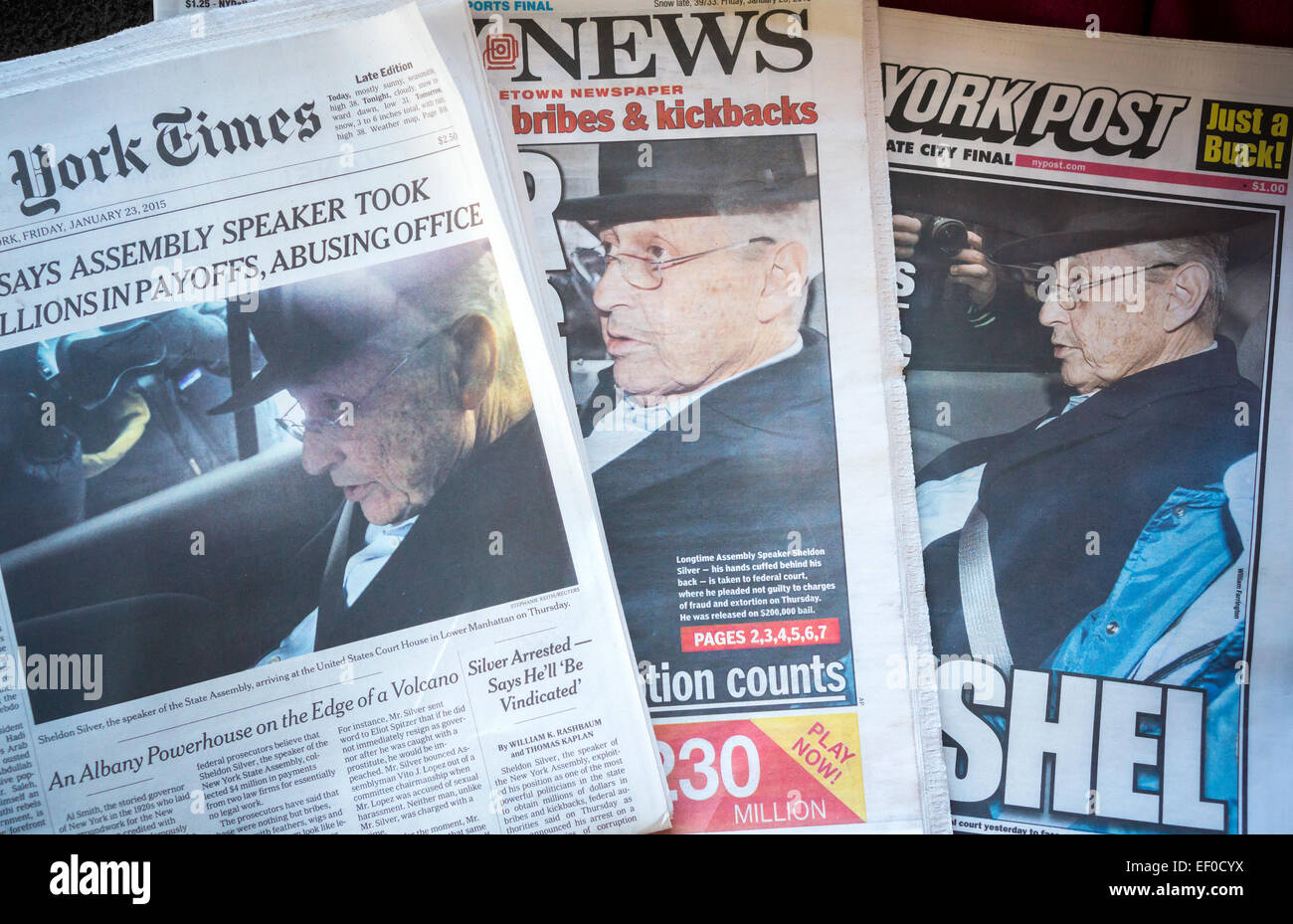 Der New York Times, die New York Daily News und die New York Post auf Freitag, 23. Januar 2015 alle verwenden ähnliche Fotos auf der Titelseite, die Berichterstattung über die Verhaftung von langjährigen New York State Assembly Lautsprecher Sheldon Silber Korruption angeklagt. Silber war mit fünf Zählimpulsen aufgeladen und $200.000 gegen Kaution freigelassen. Alle drei verwendeten Fotos von Silber nach links, obwohl suchen richtige Material zur Verfügung stand. (© Richard B. Levine) Stockfoto