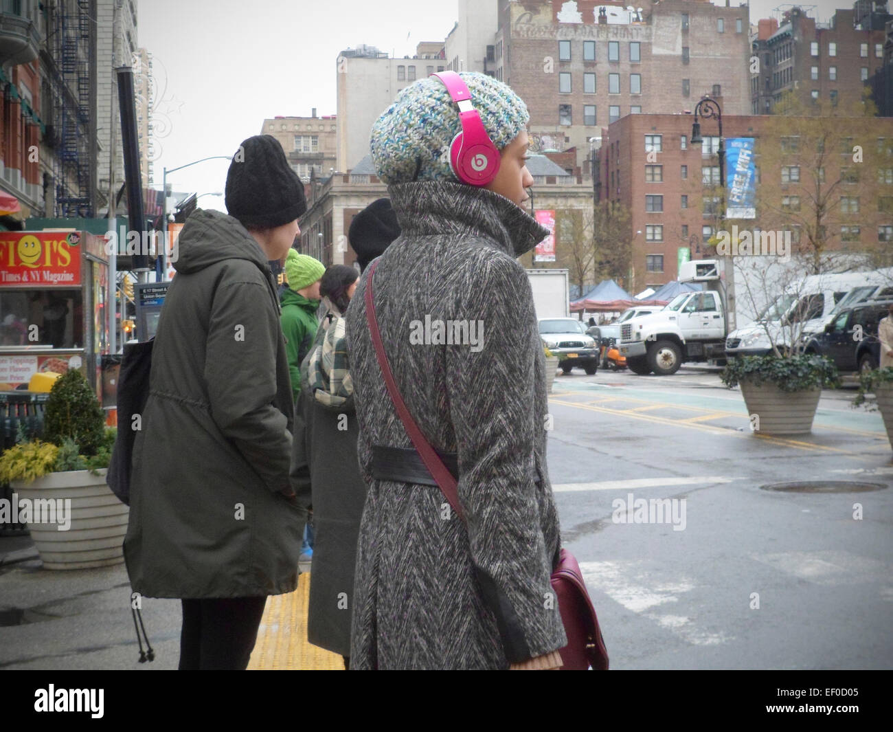 Eine Frau trägt ihr Beats von Dr. Dre Kopfhörer, während sie über den Union Square in New York auf Samstag, 6. Dezember 2014 geht.  (© Richard B. Levine) Stockfoto