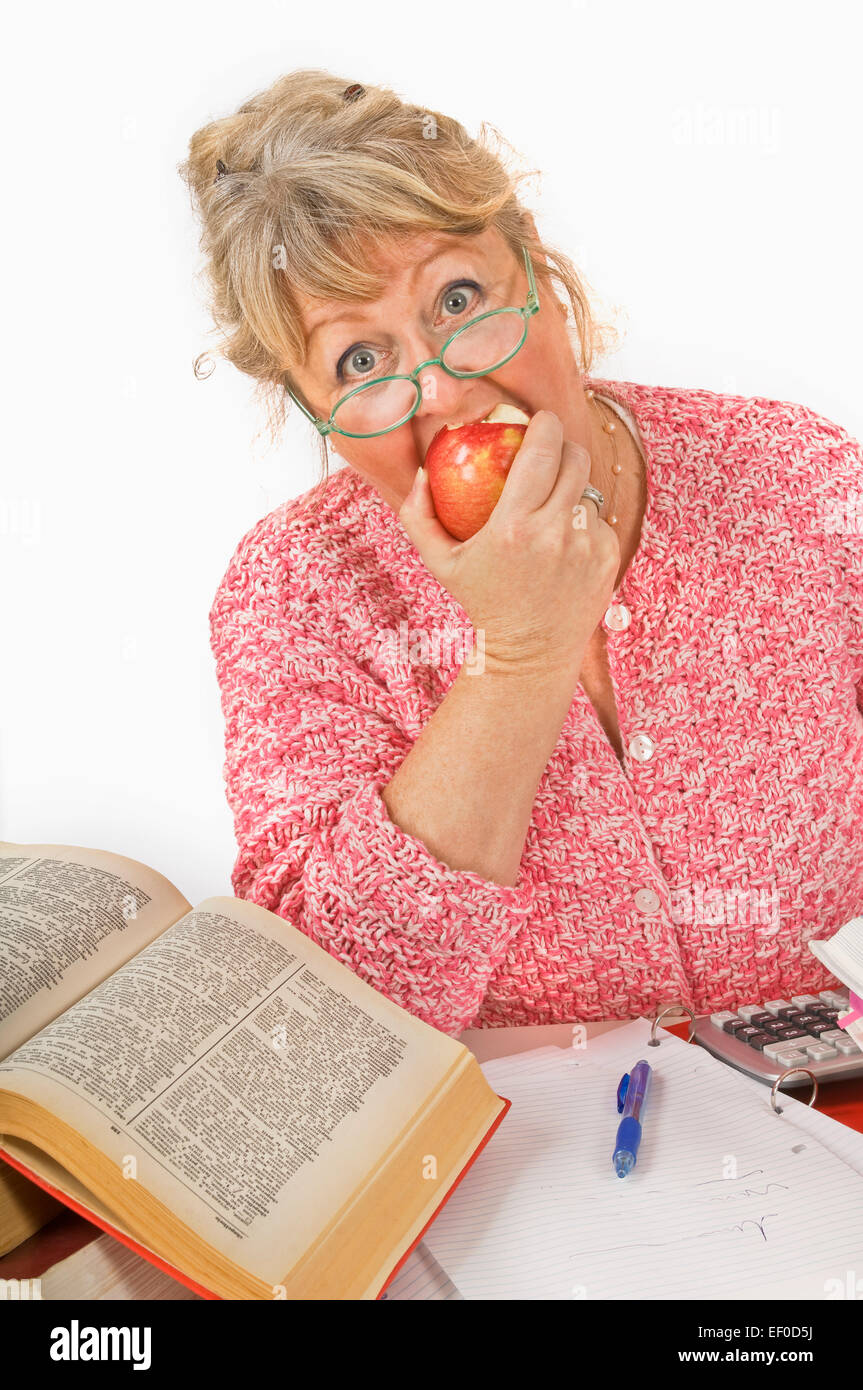 Lehrer, die einen Apfel essen Stockfoto