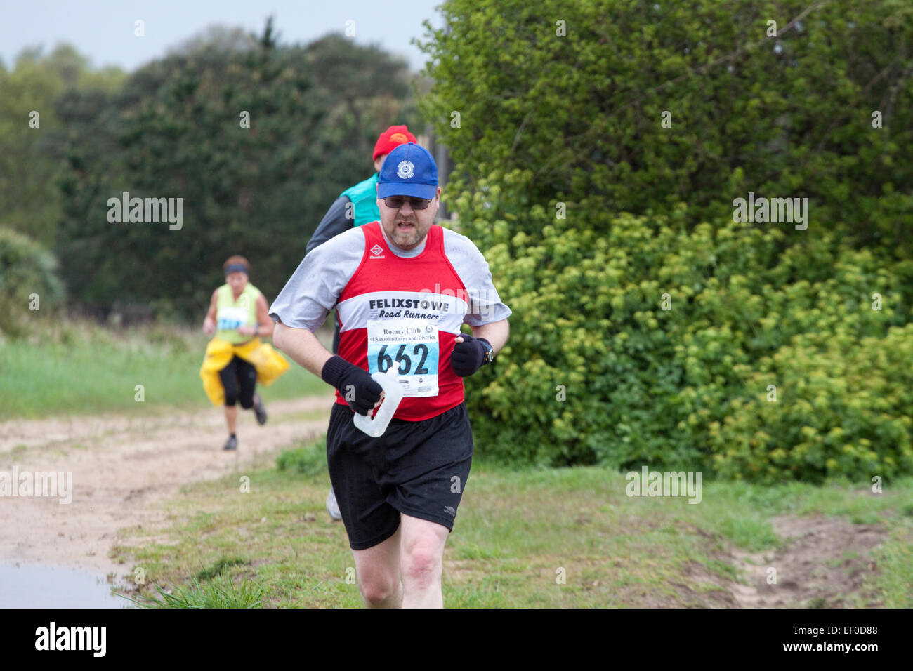 Läufer in einem küstennahen cross-country Rennen auf unbefestigten Sandweg Stockfoto