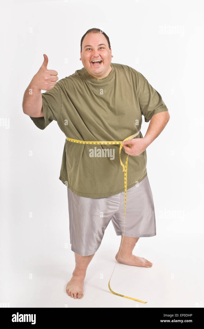 Übergewichtiger Mann halten Sie ein Maßband um die Taille Stockfoto