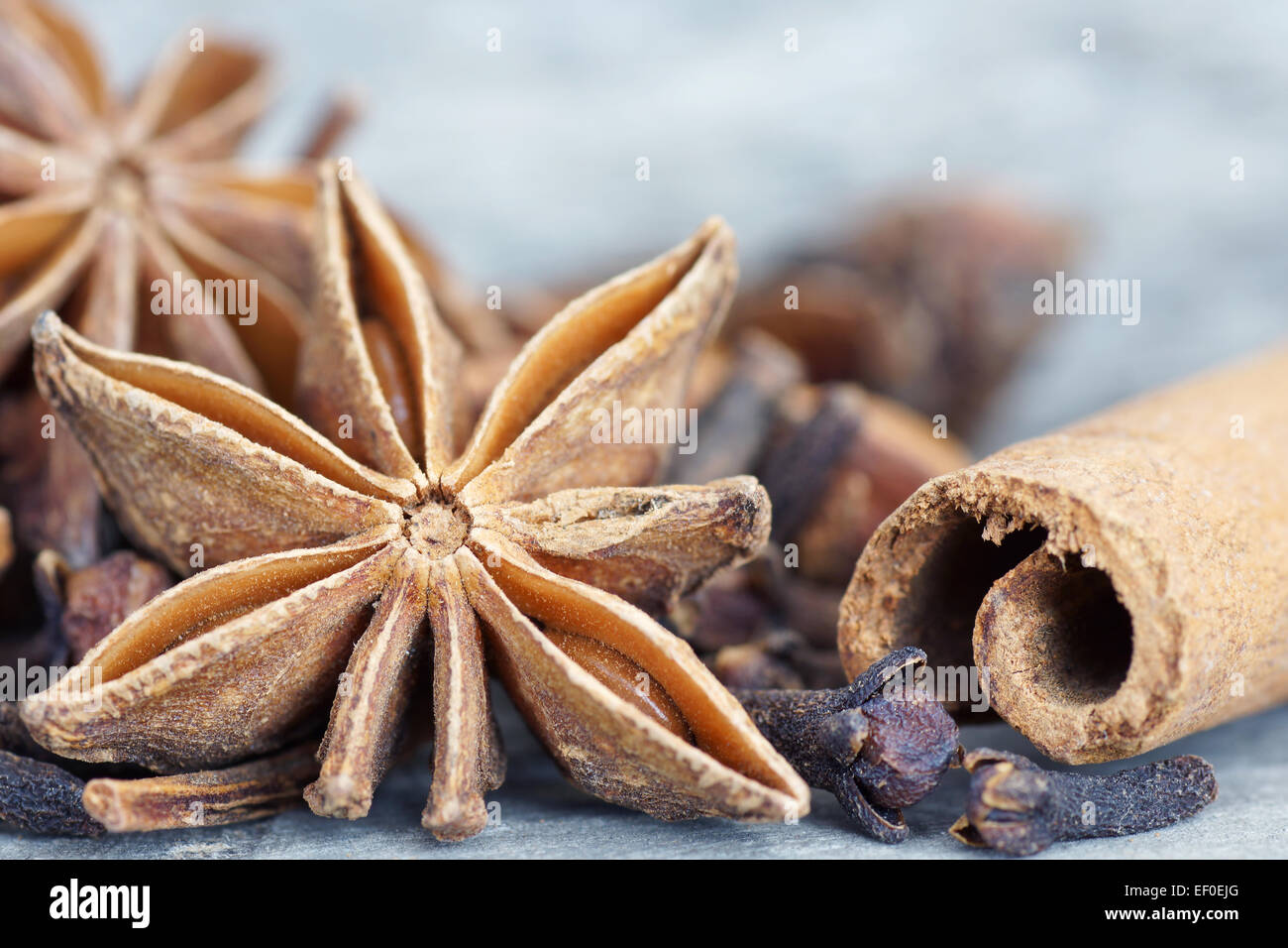 Anis Stern, Zimtstangen und Nelken auf alten grauen Holz closeup Stockfoto