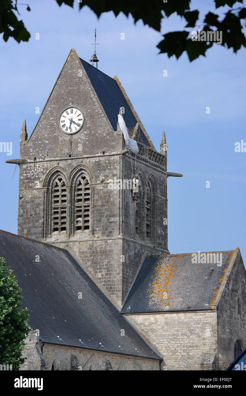 D-Day-Fallschirm-Denkmal an der Kirche in Sainte-Mere-Eglise, Normandie Stockfoto